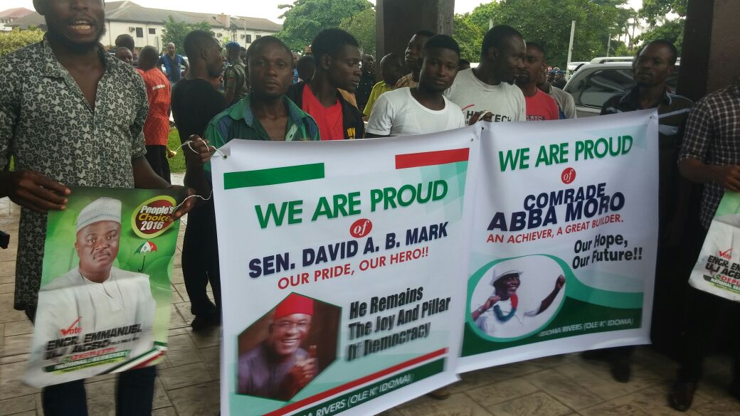 A group of party supporters welcoming Senator David Mark to the convention. | Photo: SIGNAL