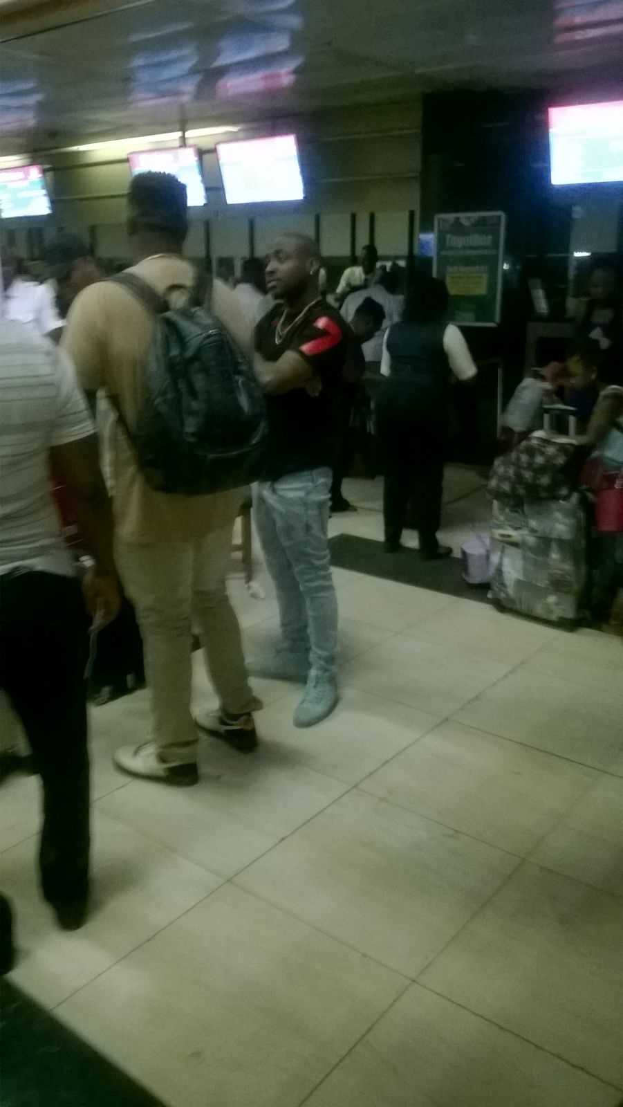 A frustrated Davido seen last night at the airport.