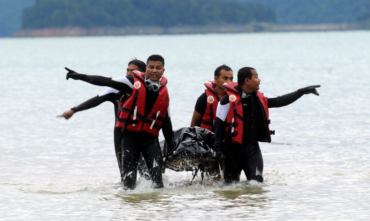 Six Malaysian Rescue Divers Drown in Bid to Save Boy - SIGNAL